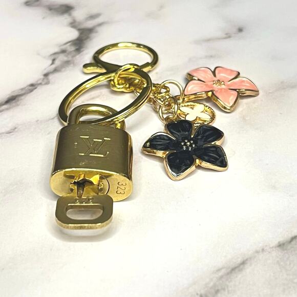 Louis Vuitton Lock & Key Set #323 with a Floral Charm Keychain - Picture 5 of 5